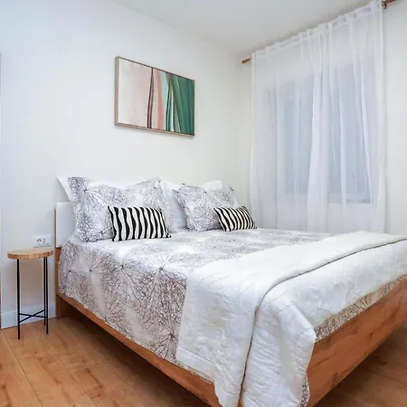 2 Bedroom Gorgeous In Kastel Luksic Apartment