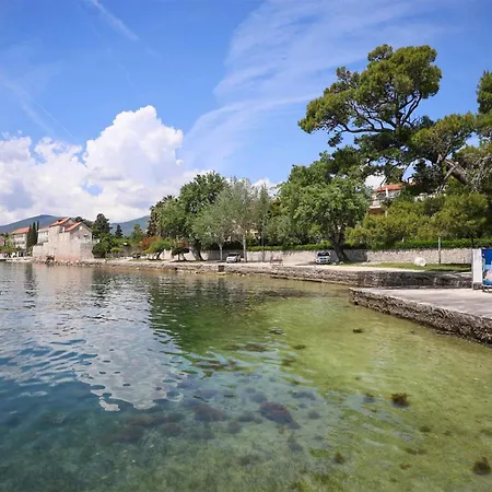 2 Bedroom Gorgeous In Kastel Luksic *