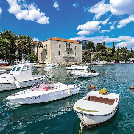2 Bedroom Gorgeous In Kastel Luksic Kastela