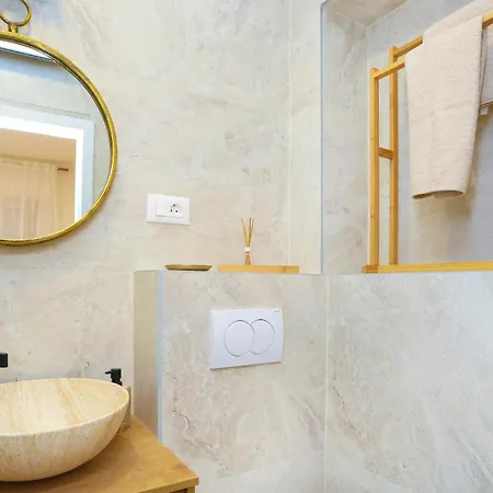 2 Bedroom Gorgeous In Kastel Luksic Appartamento *